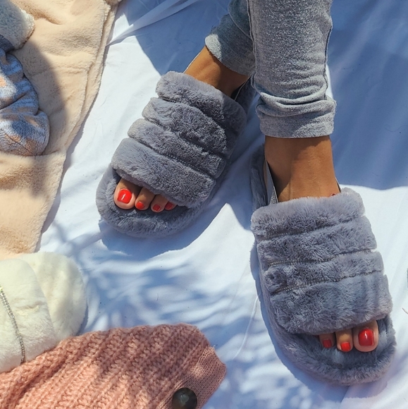 🌈Above the Clouds Collection// Grey fur slides - Picture 3 of 5